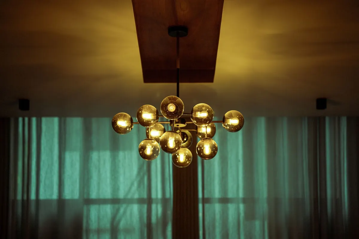 Warm White vs. Cool White Bulbs: Choosing Cosy Lighting for British Living Rooms